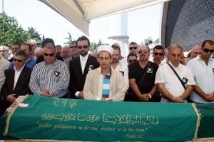 Eşini damatlığı ile uğurladı