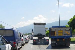 Yasağa uymayan kamyonlar trafiği felç ediyor - ÖZEL HABER