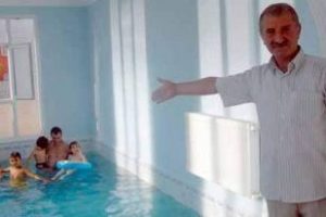 Evinin ortasına havuz yaptırdı