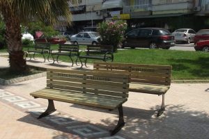 Gemlik sahillerindeki banklar yenileniyor