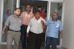 Dolandırılınca kendisini yaralayarak gasp s&uuml;s&uuml; verdi