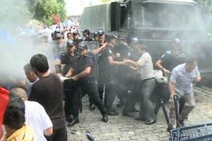 &Ccedil;in Başkonsolosluğu &ouml;n&uuml;nde olay