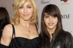 Madonna'nın kızı annesinden utanıyor