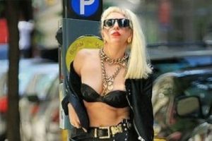 Lady Gaga'dan bekaret uyarısı