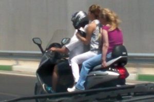 Bursa'da motor &uuml;zerinde tehlikeli yolculuk - &Ouml;ZEL HABER