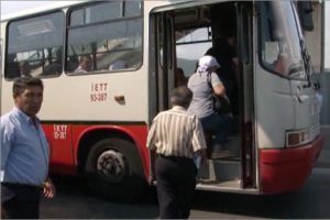 Halk otob&uuml;s&uuml;nde akıl almaz olay!