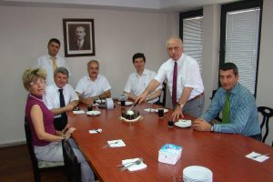 Emekliye ayrılan m&uuml;d&uuml;re s&uuml;rpriz veda