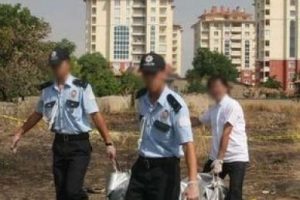 Boş arazide &ccedil;ıplak erkek cesedi!