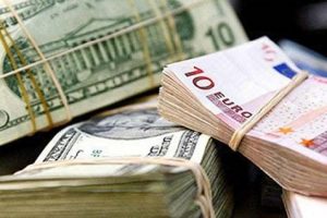 Euro ve dolarda y&uuml;kseliş hız kesmiyor