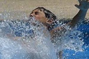 Boğulmak &uuml;zere olan &ccedil;ocuklarını kurtardı, kendisi &ouml;ld&uuml;