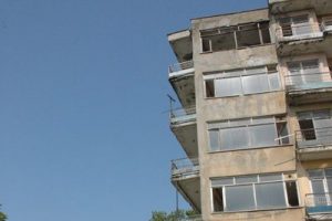 Tehlike sa&ccedil;an bina yıkılıyor