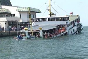 Yolcu vapuru sulara b&ouml;yle g&ouml;m&uuml;ld&uuml;