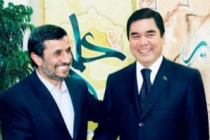 Ahmedinejad u&ccedil;ak hediye etti