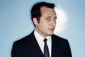 Yiğit &Ouml;zşener program sunacak