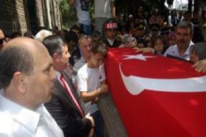 Askerleri i&ccedil;in kendini siper etti!