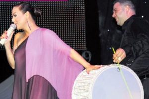 Ebru G&uuml;ndeş davulunu Swarovski kaplattı