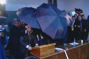 Başkana yumurta atmanın cezası belli oldu