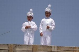 İki kardeş soluğu &ccedil;atıda aldı