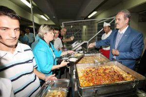 Ramazan'da 25 bin fakire erzak 4 bin kişiye iftar