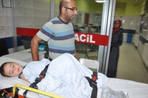 Balkondan d&uuml;şen iki &ccedil;ocuk yaralandı
