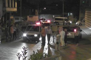 &Ccedil;ocuklarıyla birlikte polise saldıran şahıslar, g&ouml;zaltına alındı