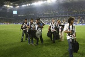 Fenerbah&ccedil;e'ye bir darbede medyadan!