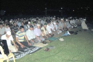 Futbol sahasında teravih kıldılar