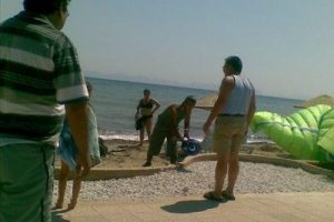B&ouml;yle kaza g&ouml;r&uuml;lmedi! Paraş&uuml;t&ccedil;&uuml; sahilde g&uuml;neşlenenlerin &uuml;zerine d&uuml;şt&uuml;