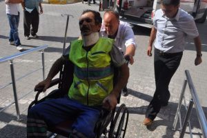 Bursa'da &ccedil;&ouml;p kamyonu şarampole u&ccedil;tu: 3 yaralı