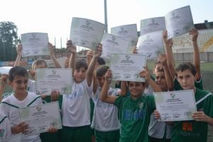 Minik futbolcuların sertifika sevinci