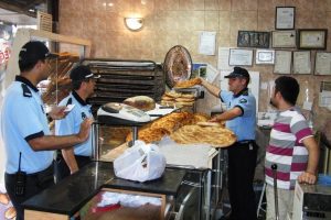 Gemlik zabıtası ramazan fırsat&ccedil;ılarına g&ouml;z a&ccedil;tırmıyor