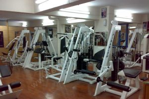 Spor salonunun her şeyini &ccedil;aldılar