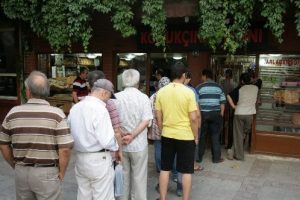 Sıcak pide kuyrukları Ramazan'a renk katıyor