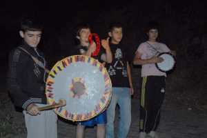 Bu k&ouml;y&uuml; orkestra sahura kaldırıyor