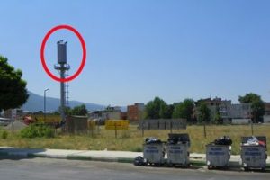 B&ouml;ylesi g&ouml;r&uuml;lmedi! Mahalleyi baz istasyonu aydınlatıyor, vatandaş şaşkın - &Ouml;ZEL HABER