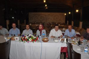 Huzurevi sakinleri polisle beraber iftar a&ccedil;tı