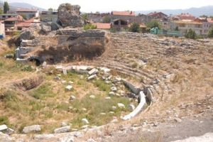 D&uuml;nyaca &uuml;nl&uuml; tiyatro kaderine terkedildi