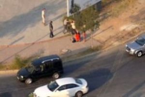 Eşini sokak ortasında tekme tokat d&ouml;vd&uuml;