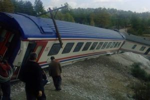 Tren kazasında 300 yolcu &ouml;l&uuml;mden d&ouml;nd&uuml;
