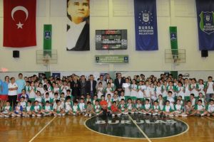 Bursa'da 4 bin &ouml;ğrenci sporla buluştu