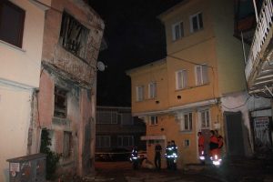 Kısmen &ccedil;&ouml;ken evin g&uuml;r&uuml;lt&uuml;s&uuml;yle sahura kalktılar