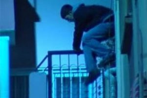 Pencereden giren hırsızlar servet &ccedil;aldı