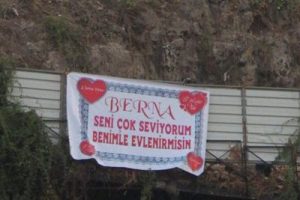 Bursa'daki surlarda evlenme teklifi yaptı