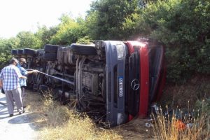 Bursa'da kimyasal y&uuml;kl&uuml; tanker devrildi