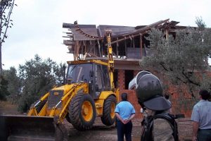 Ka&ccedil;ak bina robokop desteğiyle yıkıldı