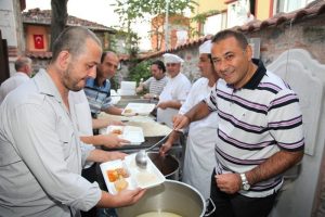 Eskici Mehmet Dede Aşevi iftarı geleneğe d&ouml;n&uuml;şt&uuml;