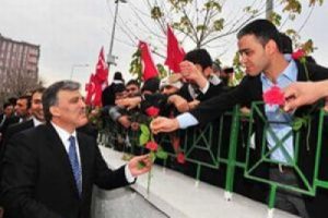 G&uuml;l'&uuml;n yollarına g&uuml;ller d&ouml;ken CHP'li kim?