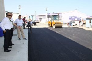 İneg&ouml;l'de asfalt &ccedil;alışmaları hızla s&uuml;r&uuml;yor