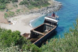 Par&ccedil;alanan gemiye vatandaşlardan tepki