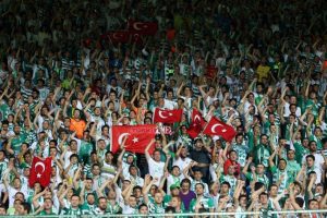İşte Bursaspor taraftarının sevin&ccedil;ten &ccedil;ıldırdığı o an